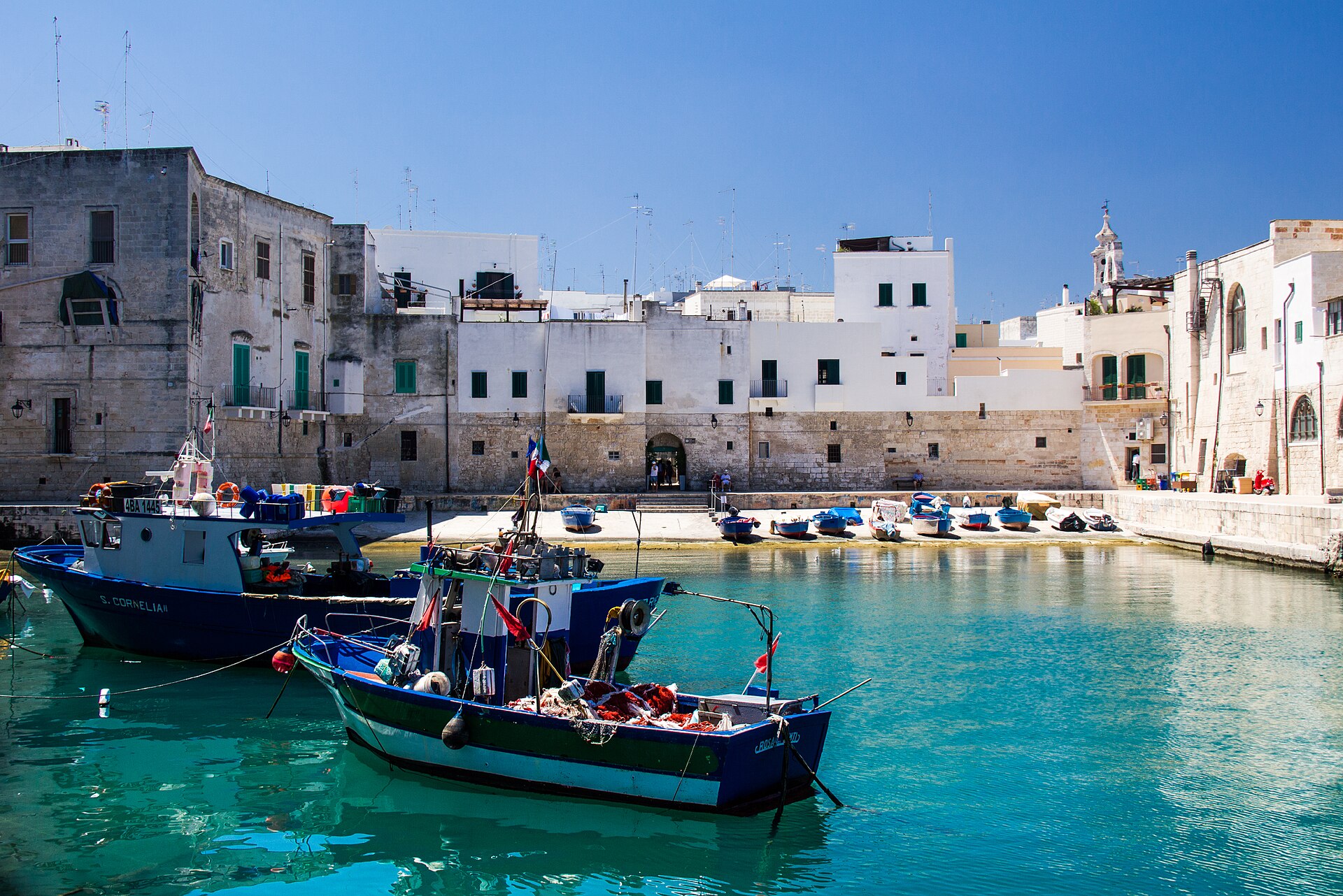 Il porto antico di Monopoli con le barche