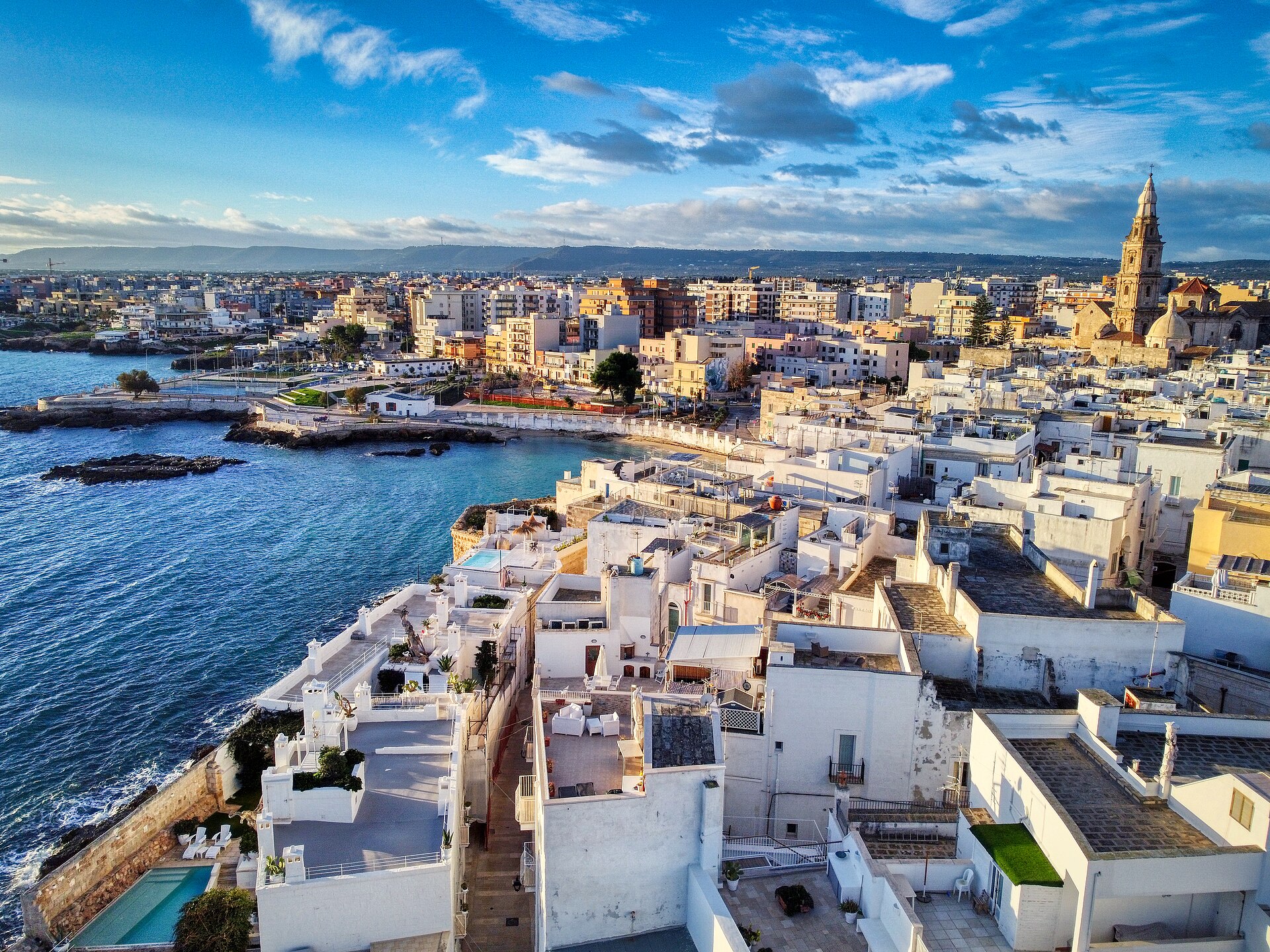 Monopoli vista dall'alto, case bianche e mare Adriatico al tramonto